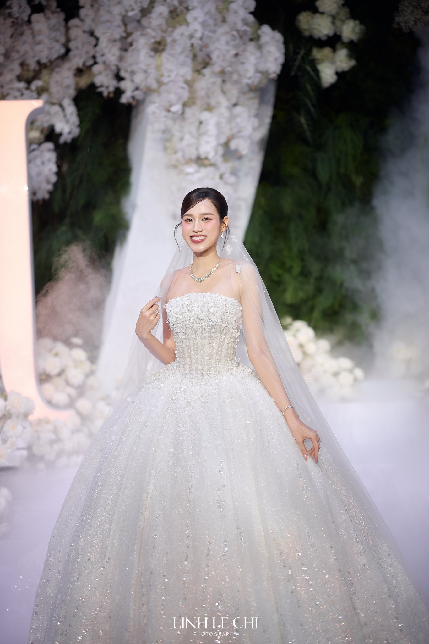 3 bộ váy cưới đẹp xuất sắc Đỗ Thị Hà mặc trong hôn lễ