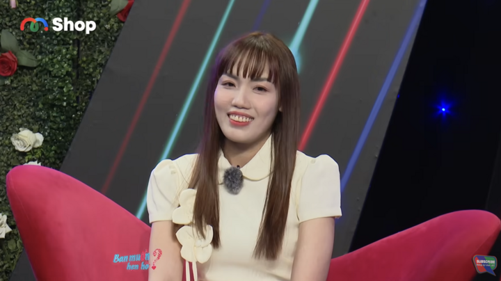 Kim Tuyến là cô gái hiền lành, ít nói.