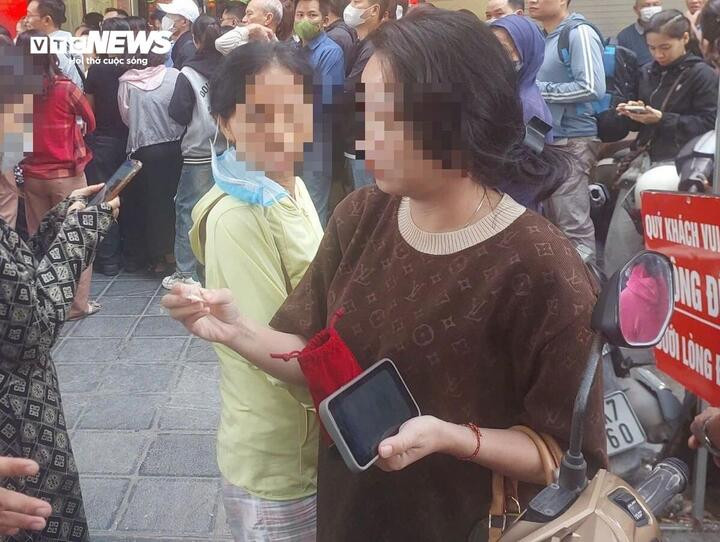 Người dân bán vàng được cửa hàng mời vào giao dịch ngay, không phải xếp hàng chờ.