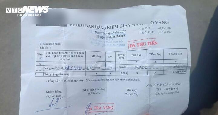 Người dân mang vàng đi bán 'chốt lời' khi thấy giá vàng trồi sụt, biến động mạnh.