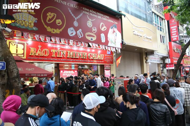 Người dân xếp hàng trước cửa hàng Bảo Tín Minh Châu (Trần Nhân Tông, Hà Nội).