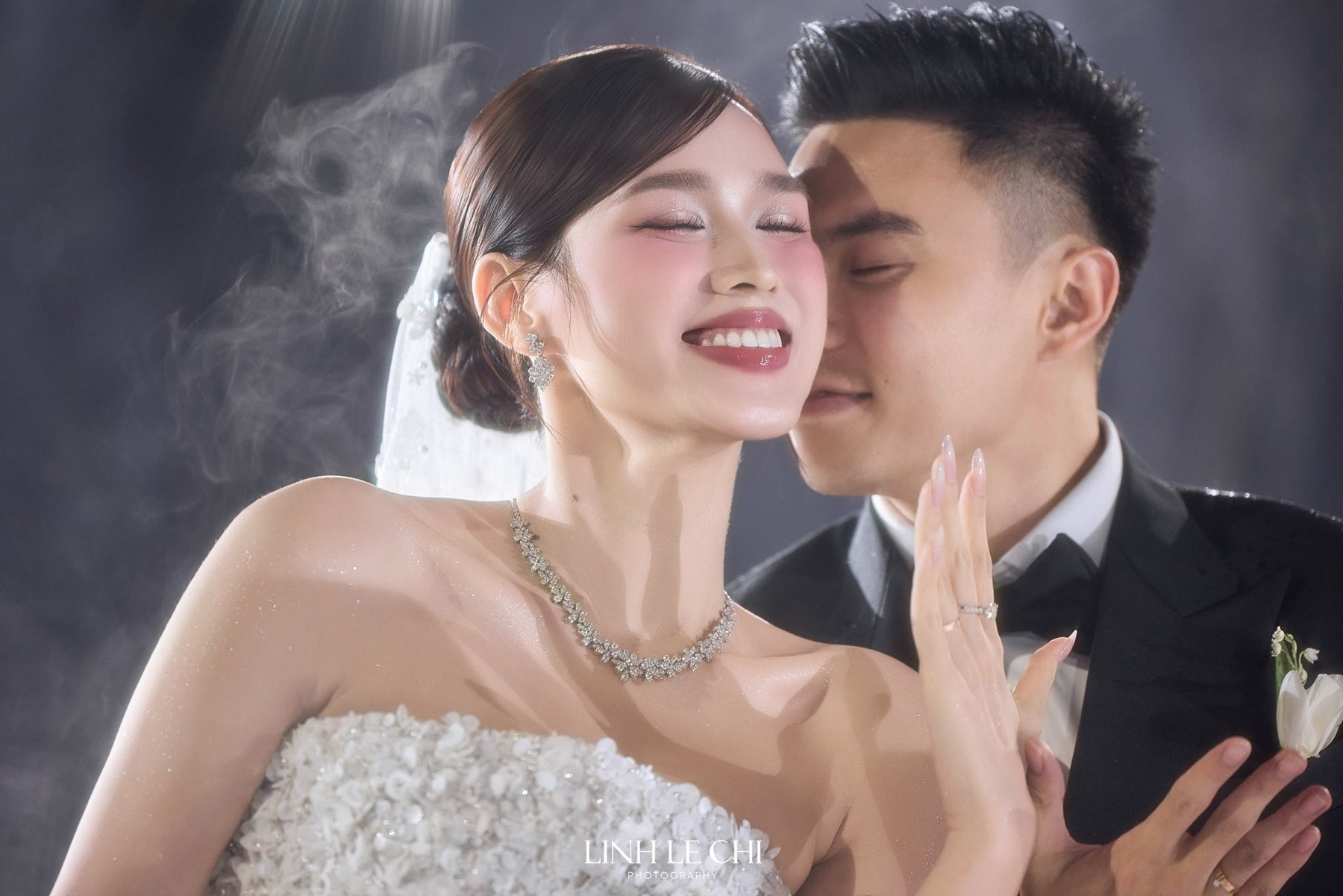 Lý do hài hước khiến chú rể Viết Vương không dám hôn cô dâu Đỗ Thị Hà trong đám cưới