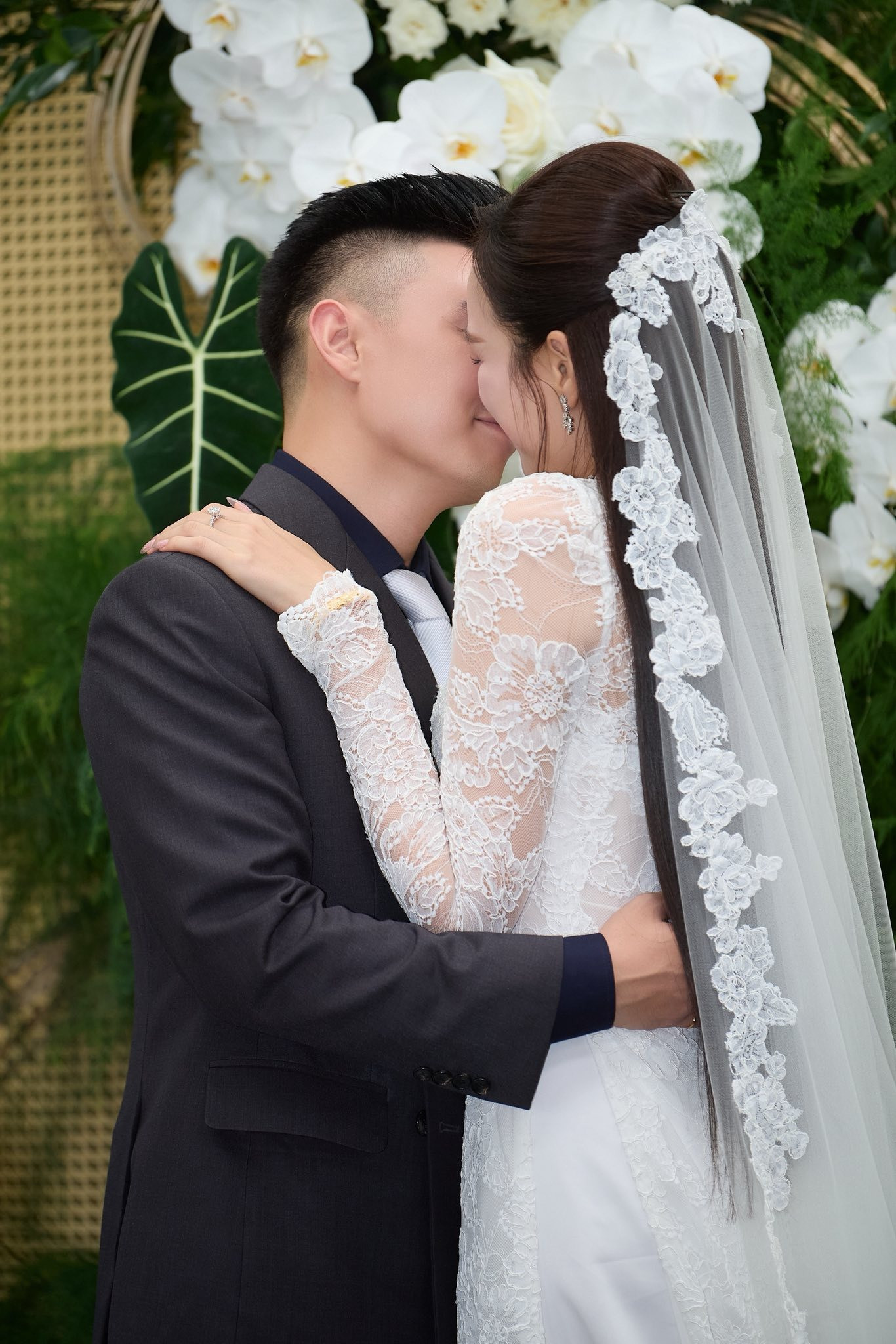 Lý do hài hước khiến chú rể Viết Vương không dám hôn cô dâu Đỗ Thị Hà trong đám cưới