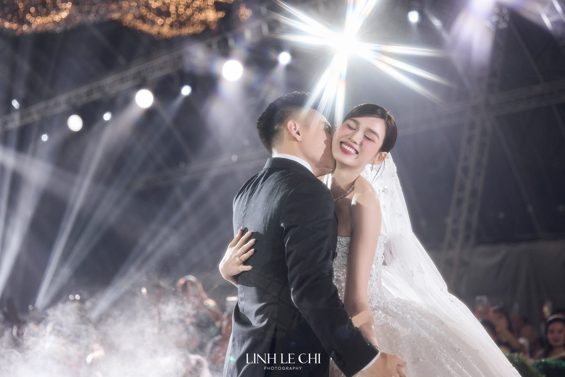 Lý do hài hước khiến chú rể Viết Vương không dám hôn cô dâu Đỗ Thị Hà trong đám cưới