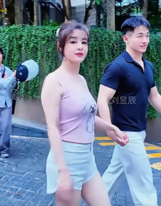 Nữ tỷ phú 55 tuổi gây xôn xao khi công khai yêu trai trẻ kém 30 tuổi - Ảnh 1.