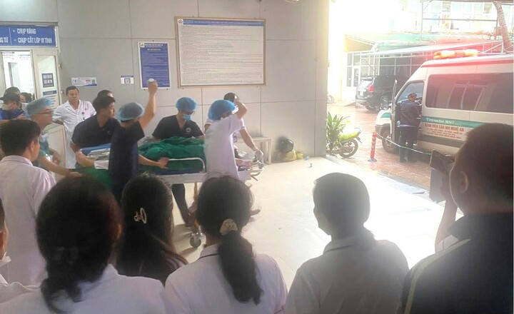 Các nạn nhân được đưa đi cấp cứu