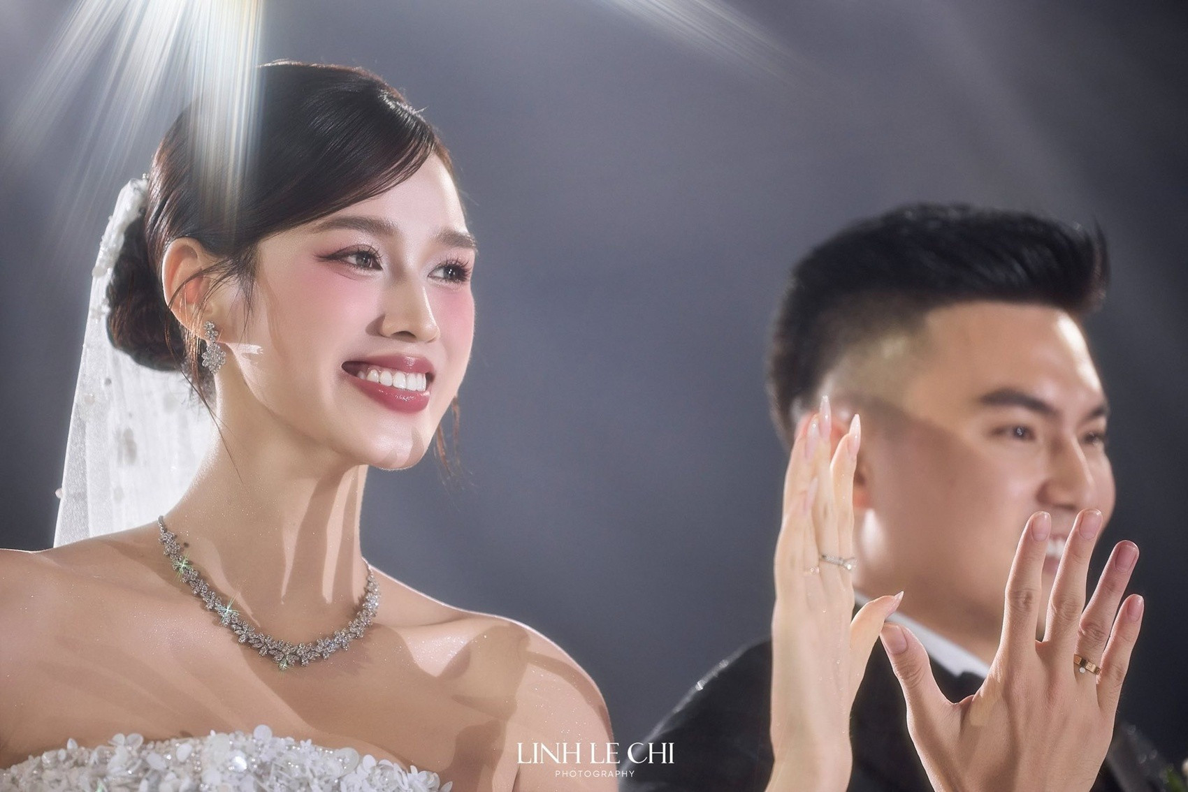 Ý nghĩa loài hoa đắt đỏ phủ kín trong hôn lễ Đỗ Thị Hà và chồng thiếu gia