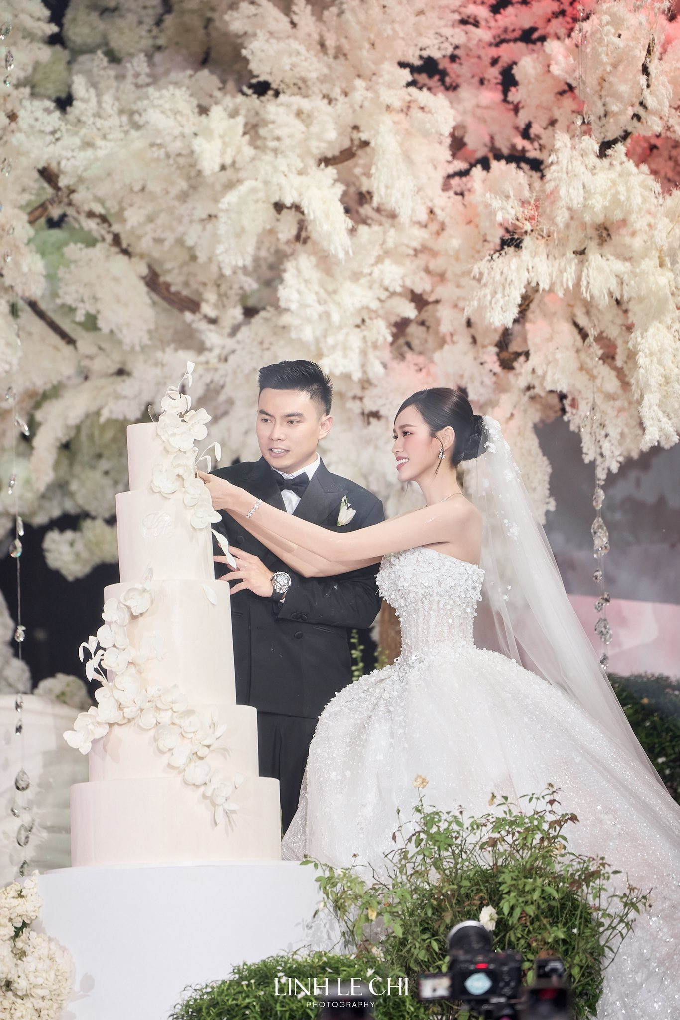 Ý nghĩa loài hoa đắt đỏ phủ kín trong hôn lễ Đỗ Thị Hà và chồng thiếu gia