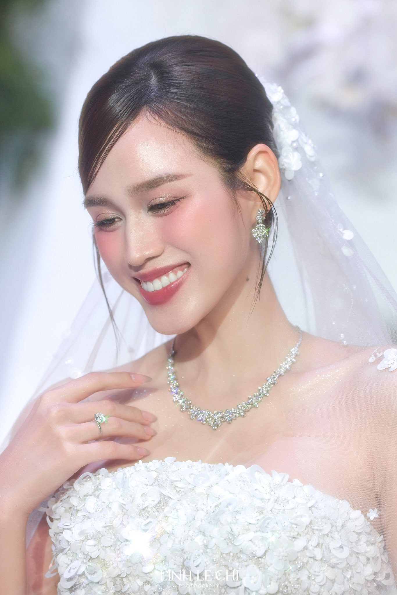 Ý nghĩa loài hoa đắt đỏ phủ kín trong hôn lễ Đỗ Thị Hà và chồng thiếu gia