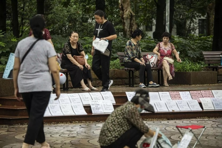 Các hồ sơ của con cái được phụ huynh trưng ra tại Thượng Hải vào năm 2023.