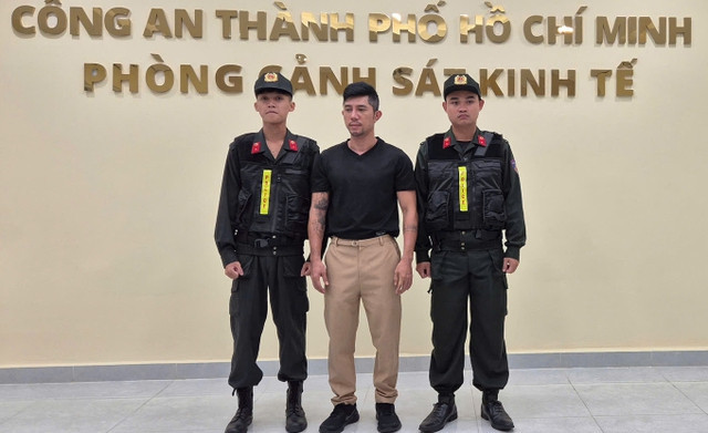 Lan truyền hình ảnh Lương Bằng quang ngồi thẫn thờ ở vỉa hè trước khi bị bắt