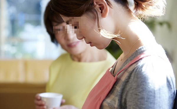 Mẹ chồng nhất quyết không cho tôi về ngoại ở cữ với lý do khó lòng chấp nhận được - Ảnh 1.