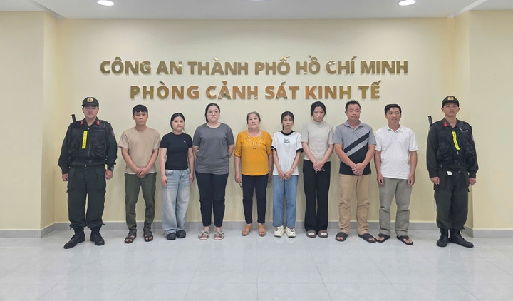 Đường dây sản xuất nước hoa giả các thương hiệu lớn bị bắt. (Ảnh: Công an cung cấp)