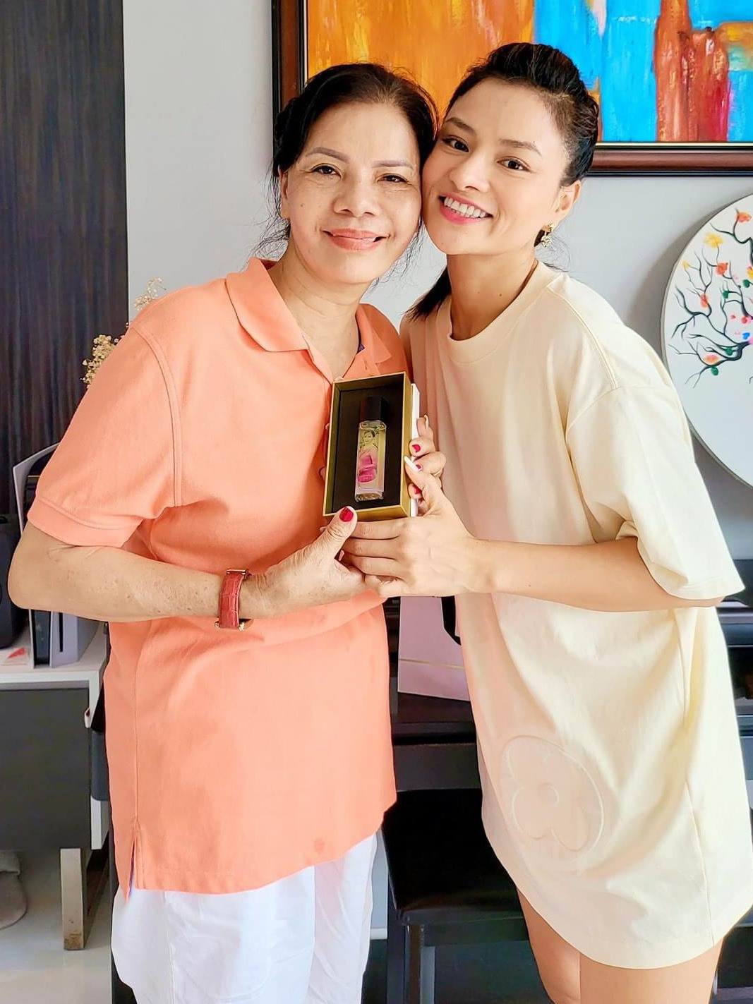 Vũ Thu Phương khoe mẹ ruột U70 trẻ đẹp không kém gì con gái