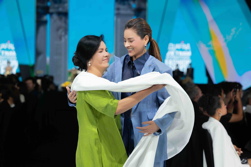 Vũ Thu Phương khoe mẹ ruột U70 trẻ đẹp không kém gì con gái