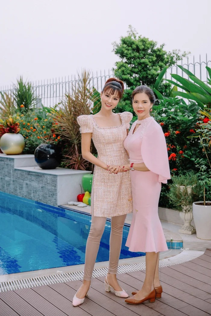 Vũ Thu Phương khoe mẹ ruột U70 trẻ đẹp không kém gì con gái