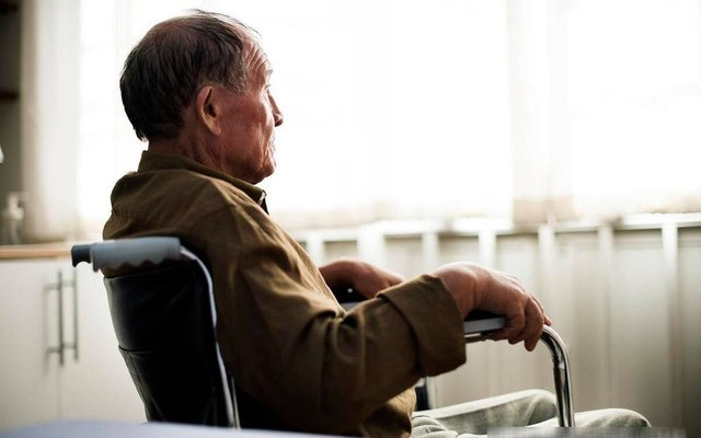 Cha 91 tuổi, tôi nghỉ việc về chăm rồi bật khóc đưa ông vào viện dưỡng lão - Ảnh 1.