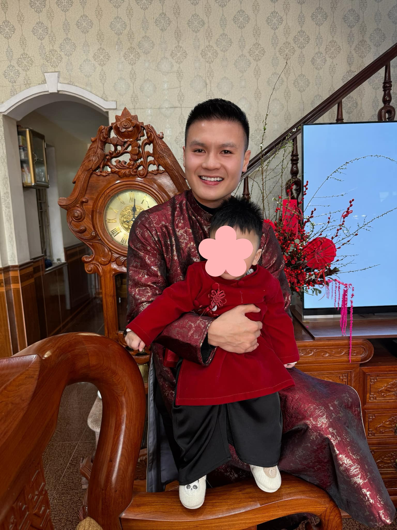 Clip vợ Quang Hải dạy con học tiếng Anh gây tranh cãi ầm ĩ khắp MXH