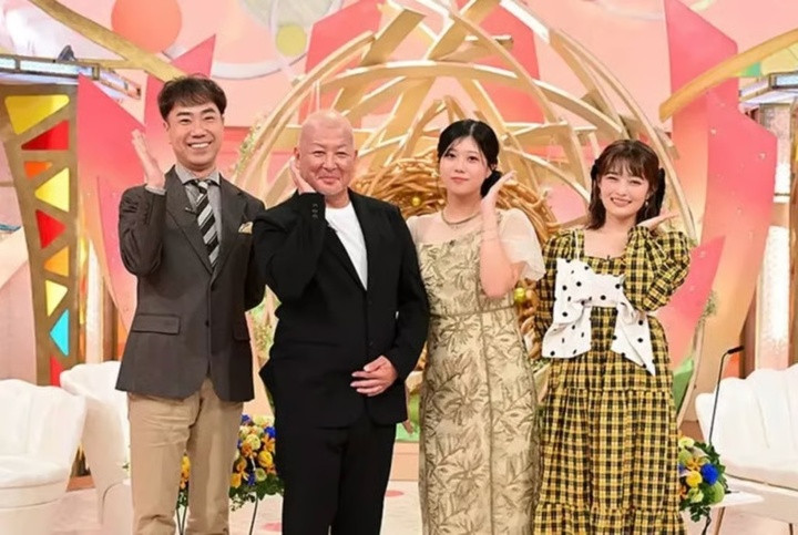 Cặp đôi Mizuki và Megumi xuất hiện trên sóng truyền hình. (Ảnh: QQ)