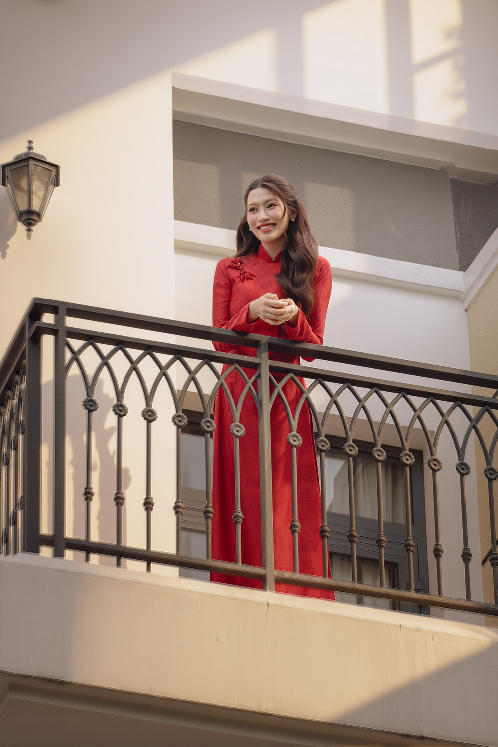 Á hậu Chế Nguyễn Quỳnh Châu rạng rỡ trong lễ vu quy - Ảnh 1.