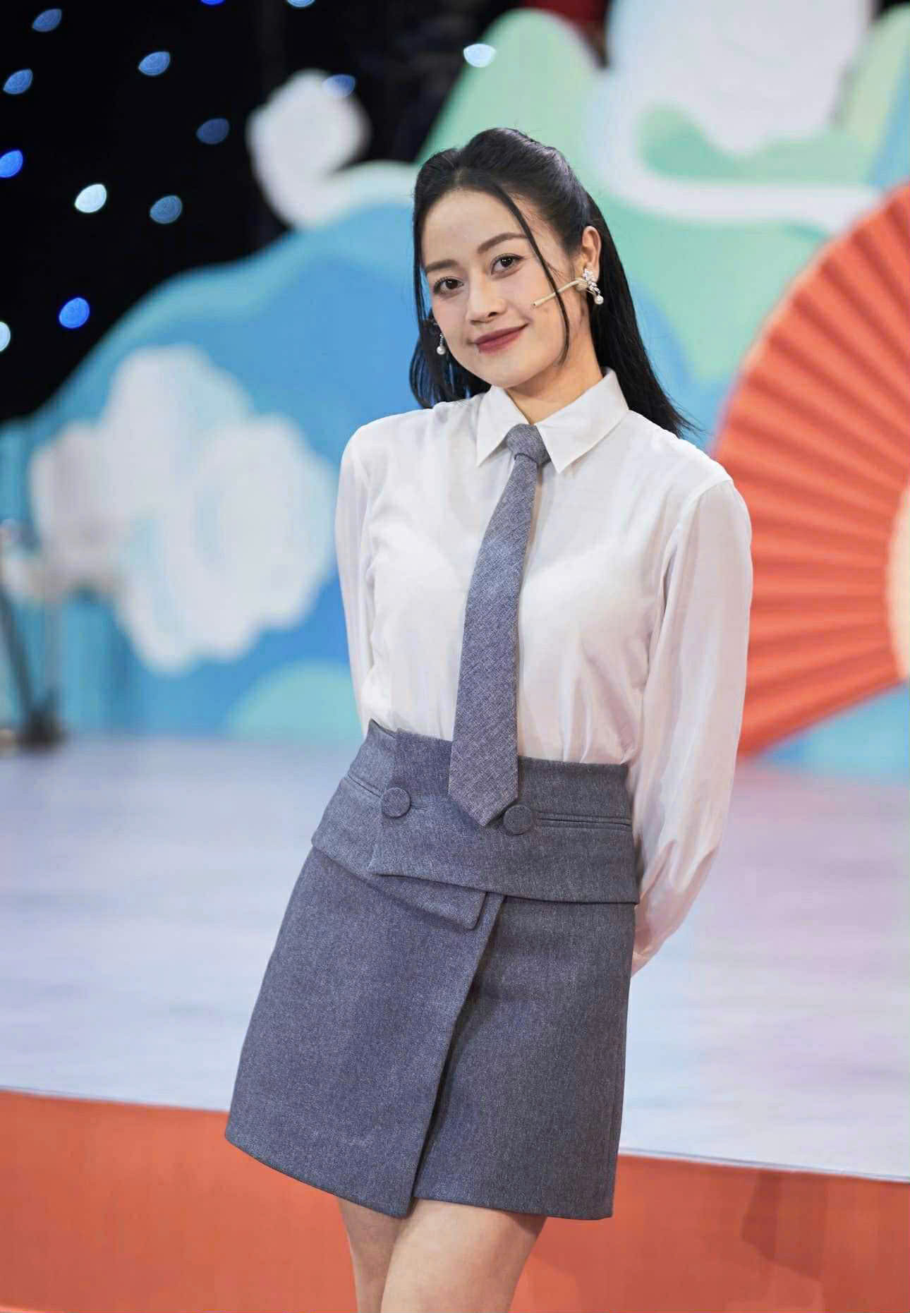 MC Phí Linh làm “đội trưởng đội cổ vũ” trong lần đầu dẫn chung kết Đường lên đỉnh Olympia  - Ảnh 1.