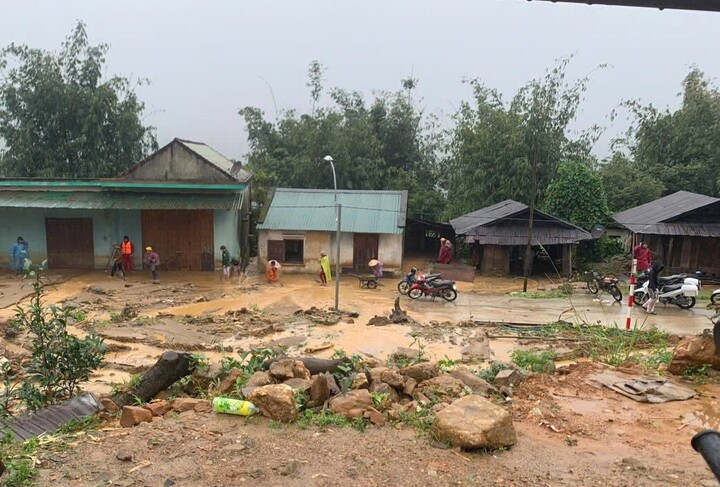 Hàng nghìn người dân ở miền núi Quảng Ngãi bị cô lập do sạt lở. (Ảnh: Đ.N)