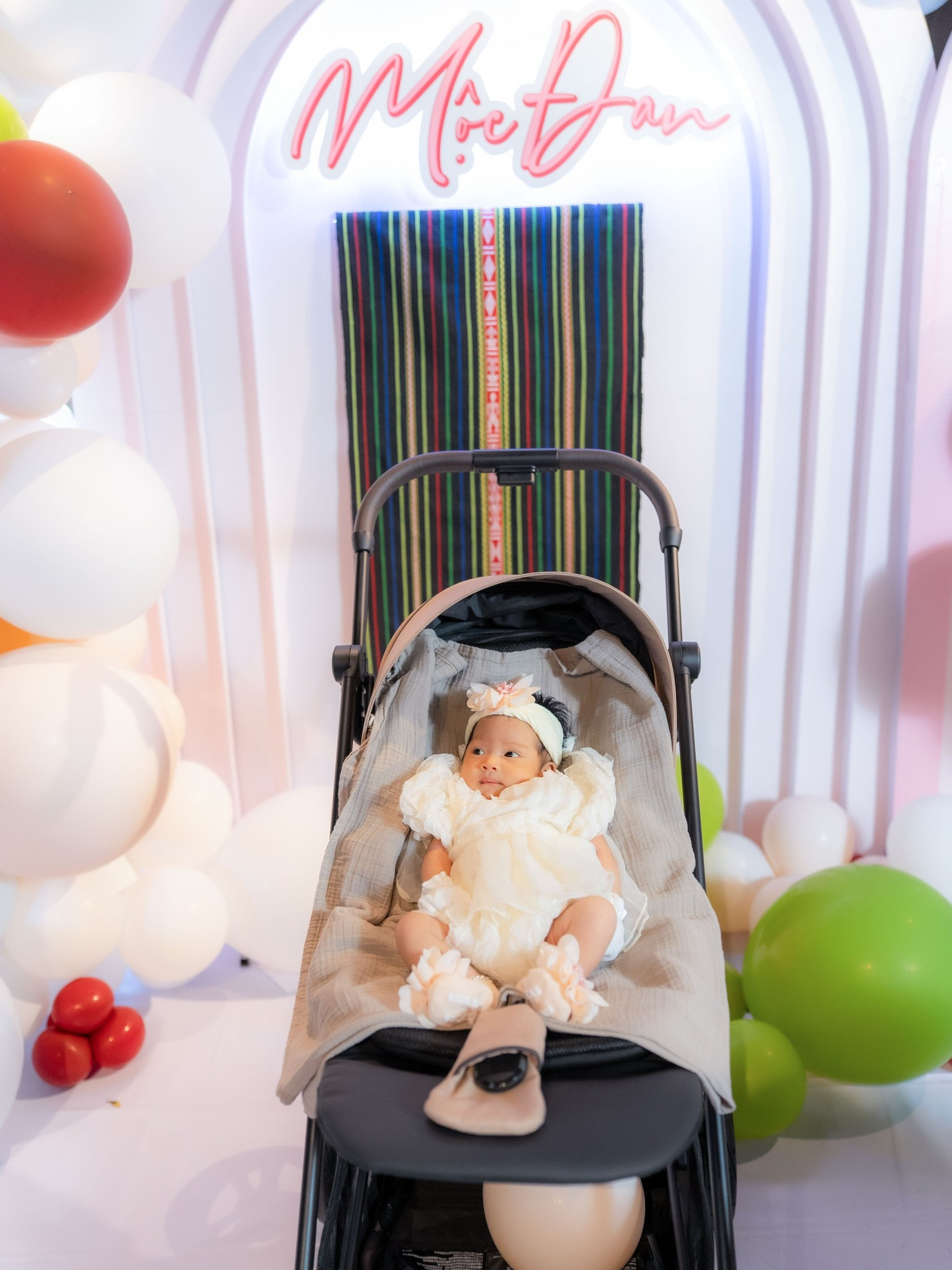 Con gái 1 tháng tuổi đáng yêu của H'Hen Niê khiến fan thích thú với nét giống ba - Ảnh 5.