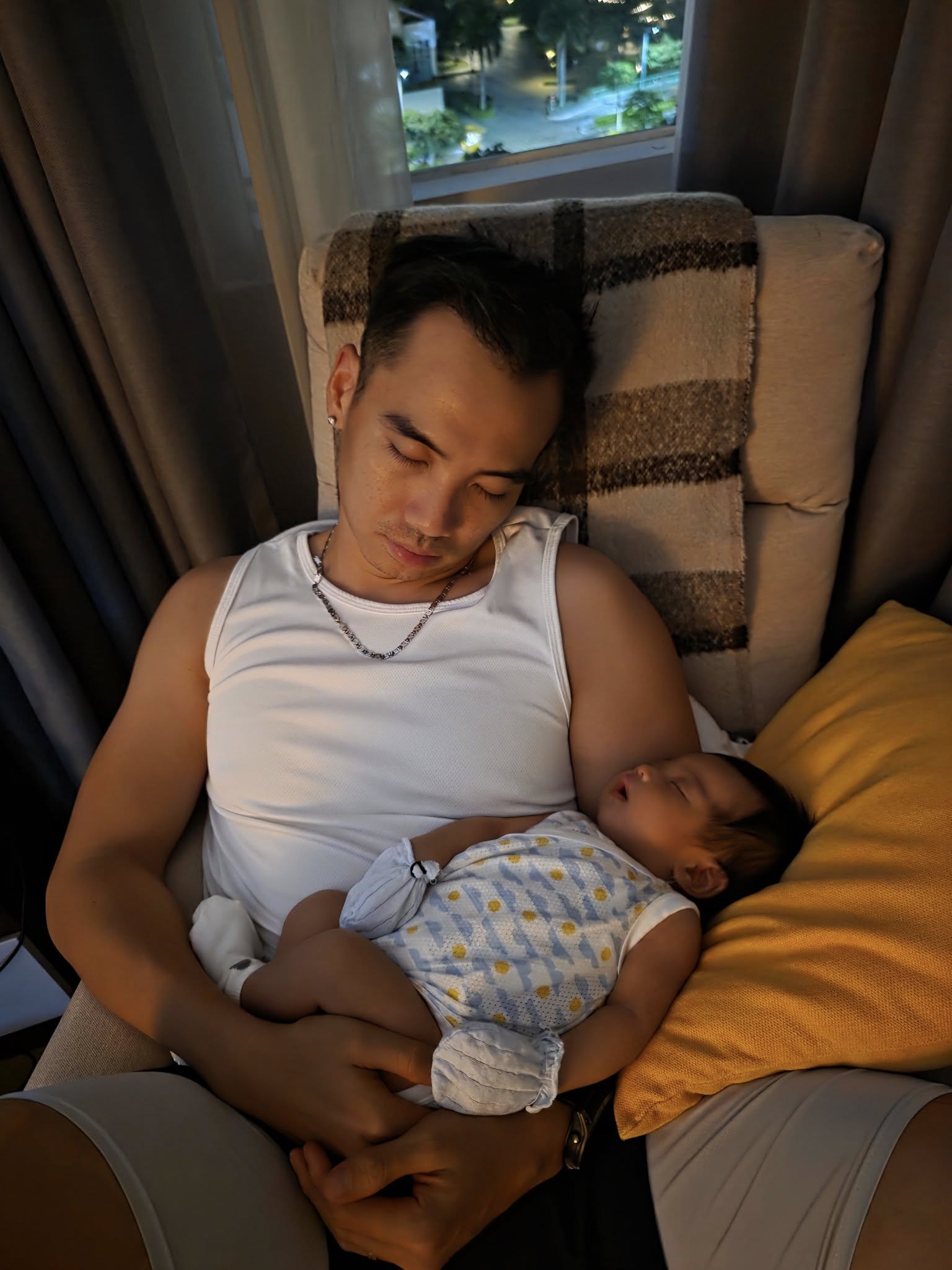 Con gái 1 tháng tuổi đáng yêu của H'Hen Niê khiến fan thích thú với nét giống ba - Ảnh 6.