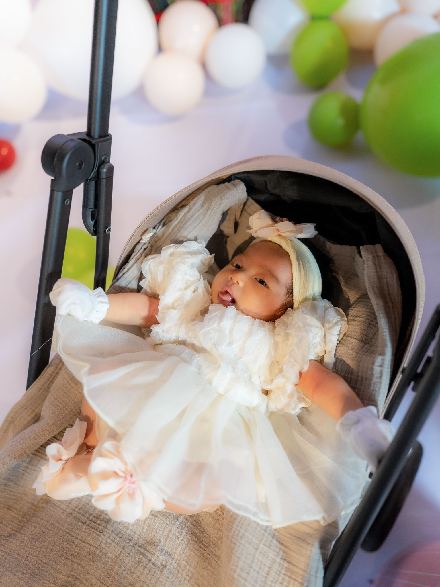 Con gái 1 tháng tuổi đáng yêu của H'Hen Niê khiến fan thích thú với nét giống ba - Ảnh 3.