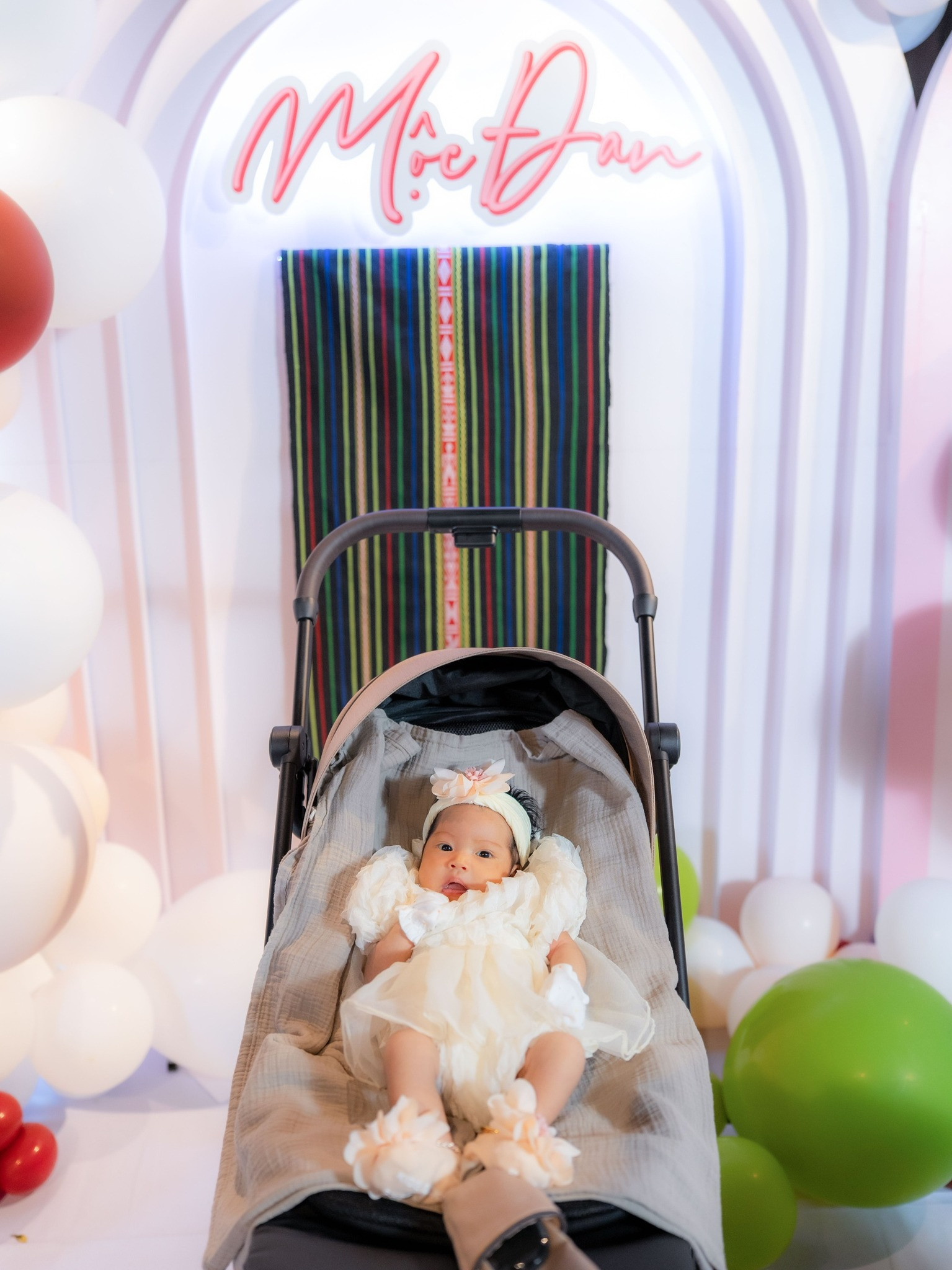 Con gái 1 tháng tuổi đáng yêu của H'Hen Niê khiến fan thích thú với nét giống ba - Ảnh 4.