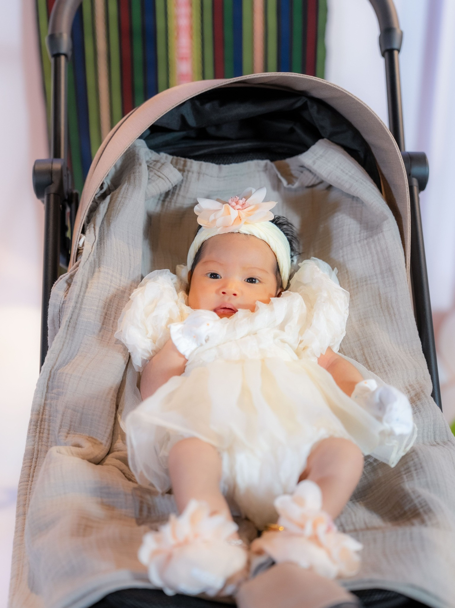 Con gái 1 tháng tuổi đáng yêu của H'Hen Niê khiến fan thích thú với nét giống ba - Ảnh 2.