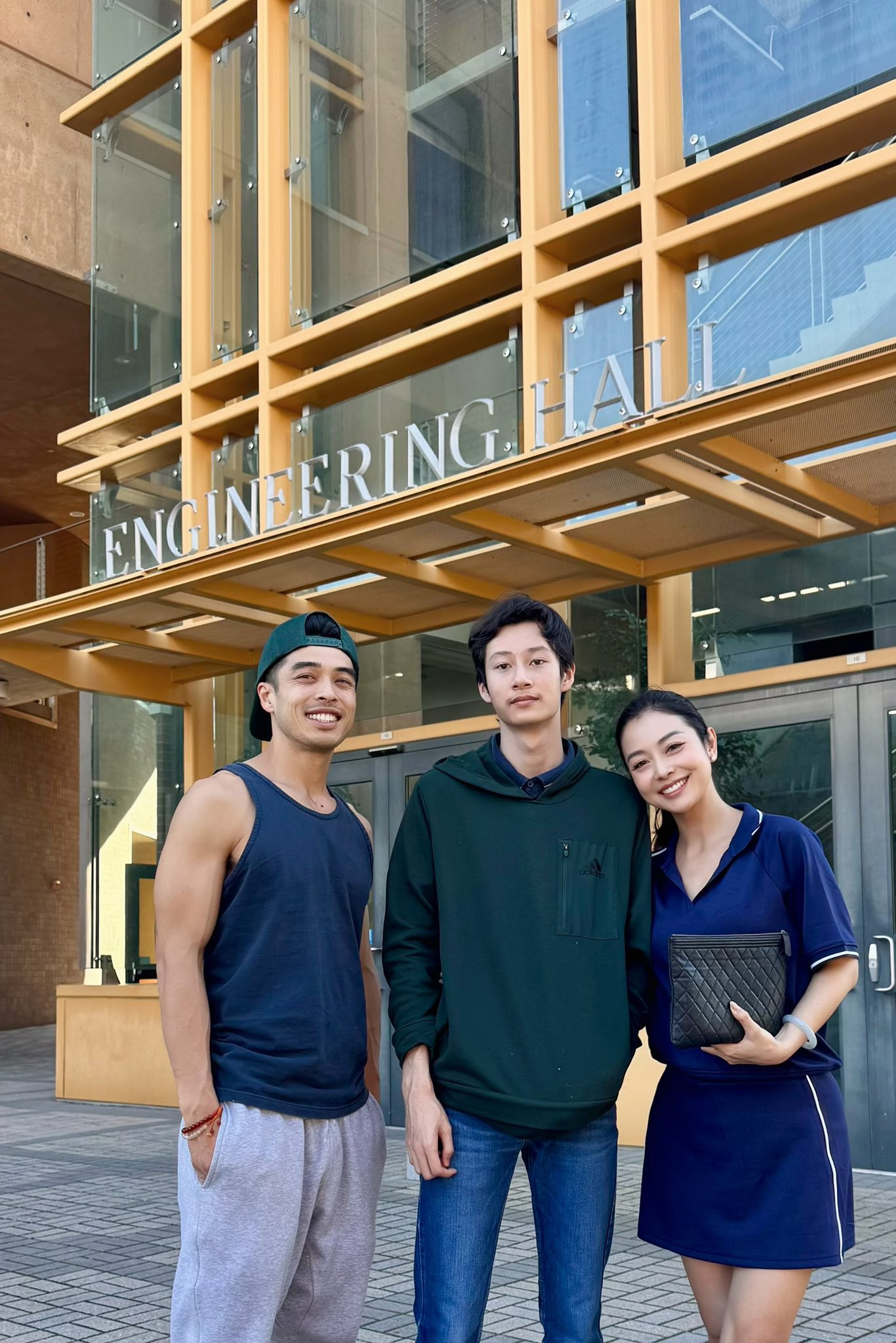 Con trai Jennifer Phạm được mẹ và cậu đưa đi chọn trường Đại học - Ảnh 6.