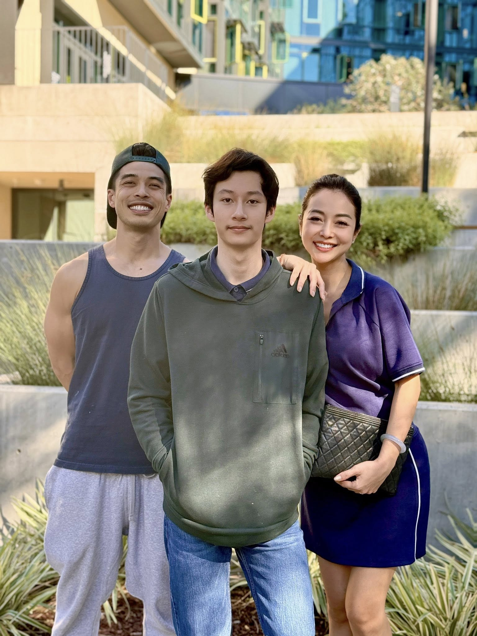 Con trai Jennifer Phạm được mẹ và cậu đưa đi chọn trường Đại học - Ảnh 3.