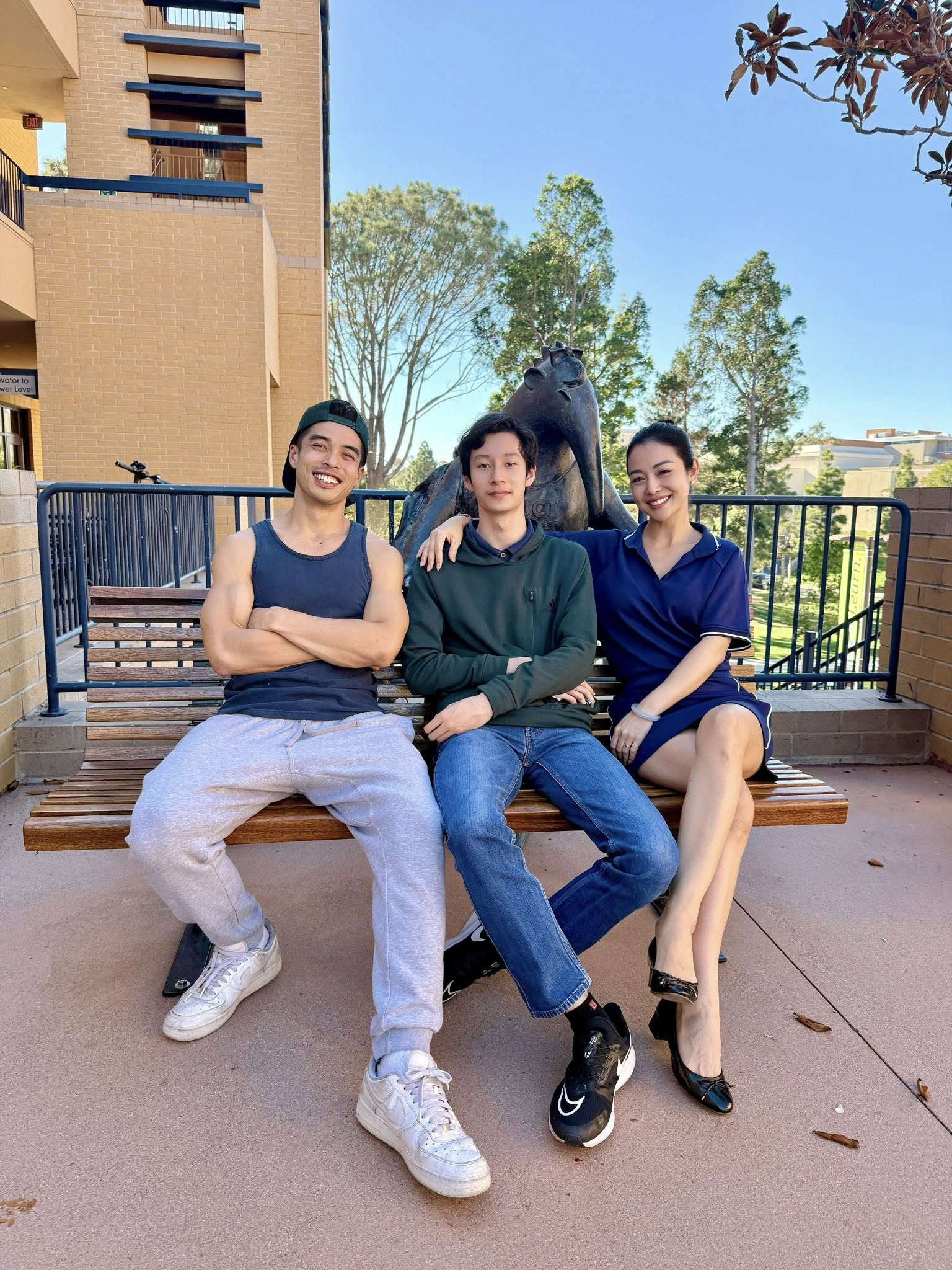 Con trai Jennifer Phạm được mẹ và cậu đưa đi chọn trường Đại học - Ảnh 2.