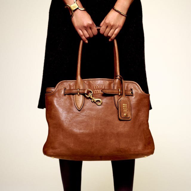 Gam mầu trầm ấm 'lên ngôi' xu hướng thời trang Thu Đông 2025 - Ảnh 8.