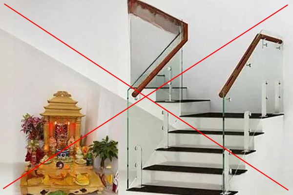 Hệ lụy ban thờ Thần tài dưới gầm cầu thang nhiều người mắc phải - Ảnh 2.