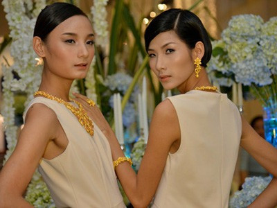 Hoàng Thùy  Lê Thúy làm lành tại đám cưới Quỳnh Châu sau thời gian dài cạch mặt