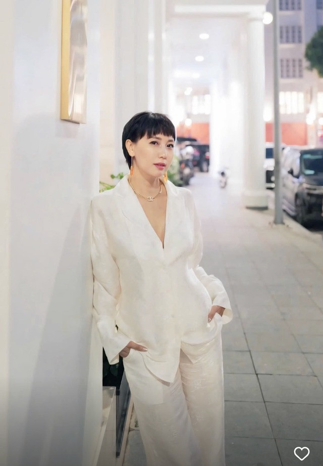 Loạt ảnh mẹ vợ Đoàn Văn Hậu vừa đẹp vừa sang gây sốt MXH