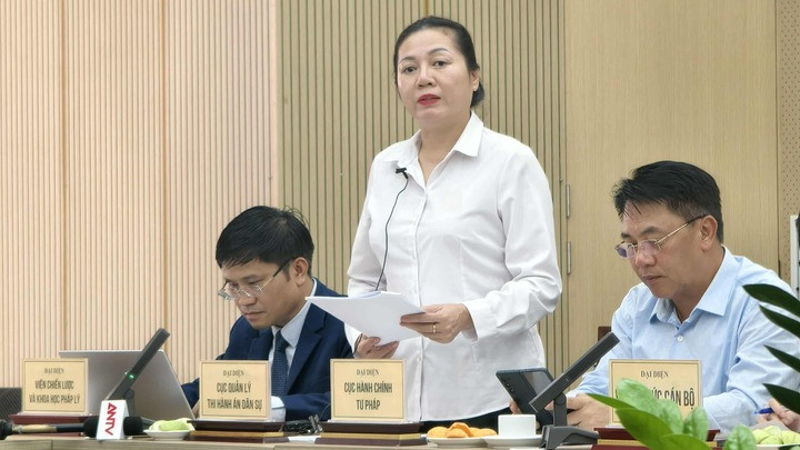 Bà Trần Thị Phương Hoa trả lời câu hỏi báo chí.