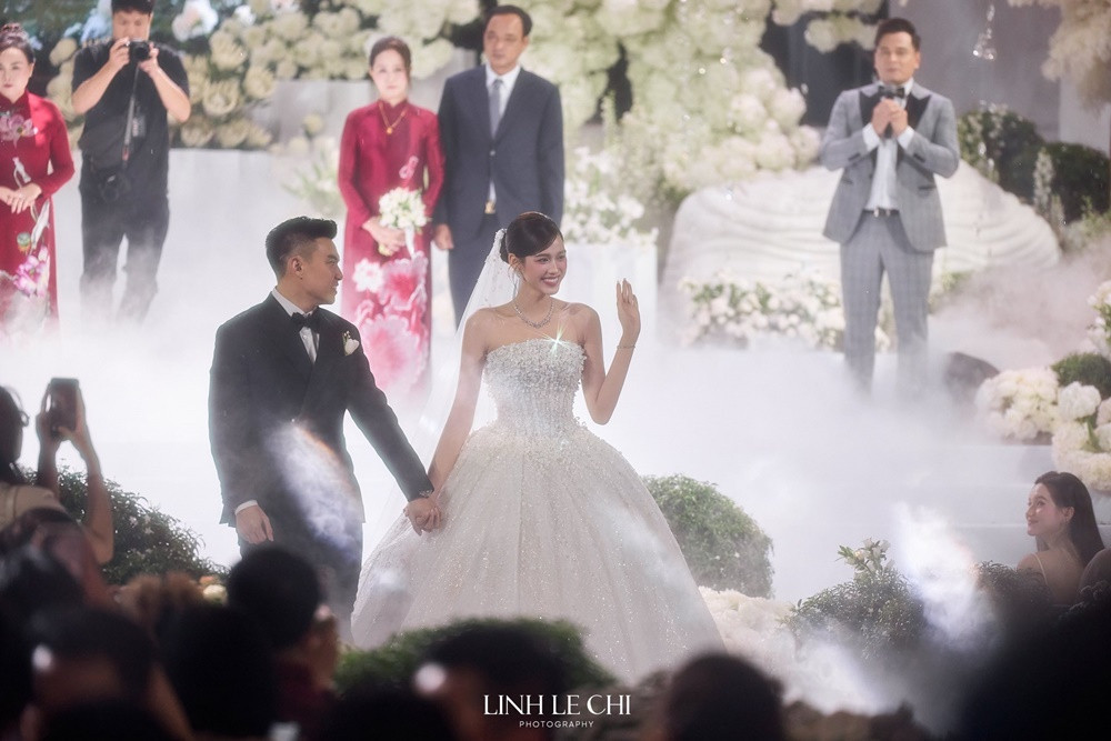 soi thuc don tiec cuoi sang xin cua a hau quynh chau va hoa hau do thi ha d777f6b6e4724dbe897816f9375bd48c 726.jpg