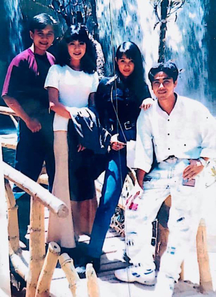 Bức ảnh thời trẻ của Quyền Linh chụp cùng Lê Công Tuấn Anh (bìa trái) được nam MC chia sẻ.