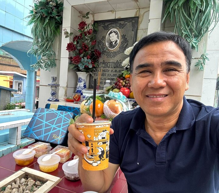 Quyền Linh đến viếng mộ người bạn quá cố Lê Công Tuấn Anh.