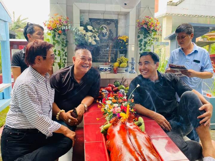 MC Quyền Linh cùng bạn bè tề tựu bên phần mộ của Lê Công Tuấn Anh hàng năm.