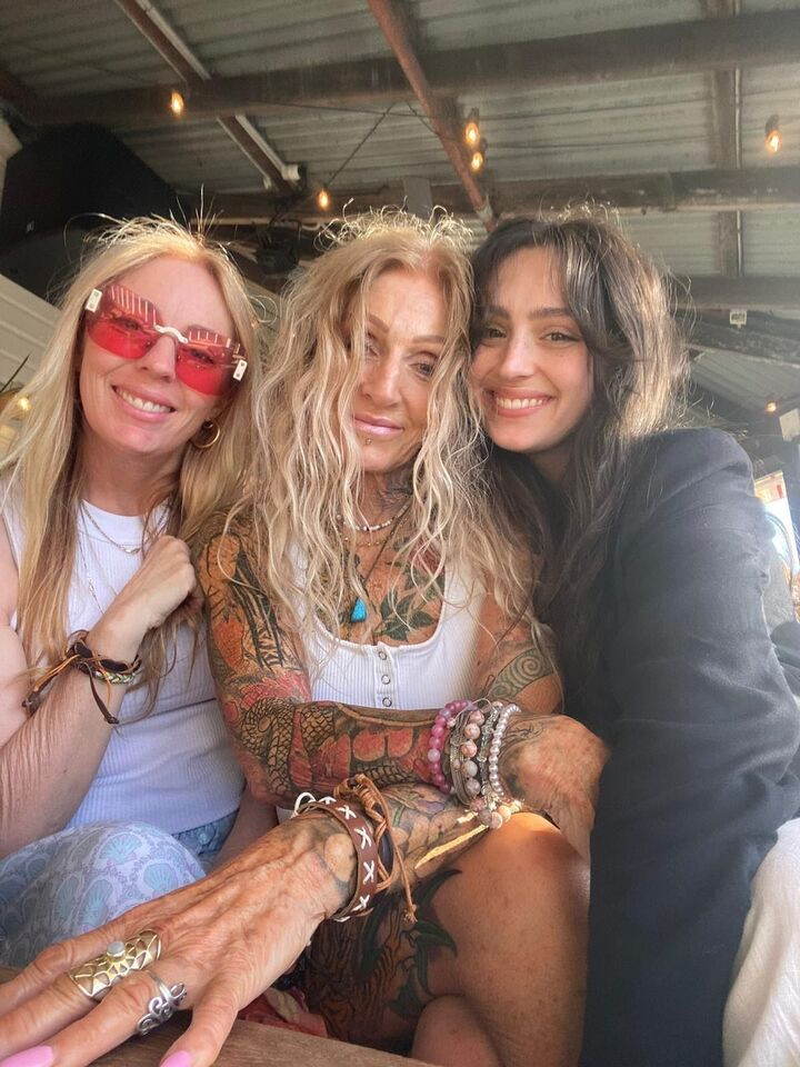 Lorraine cùng con gái (trái) và cháu gái (phải). (Ảnh: Jam Press)