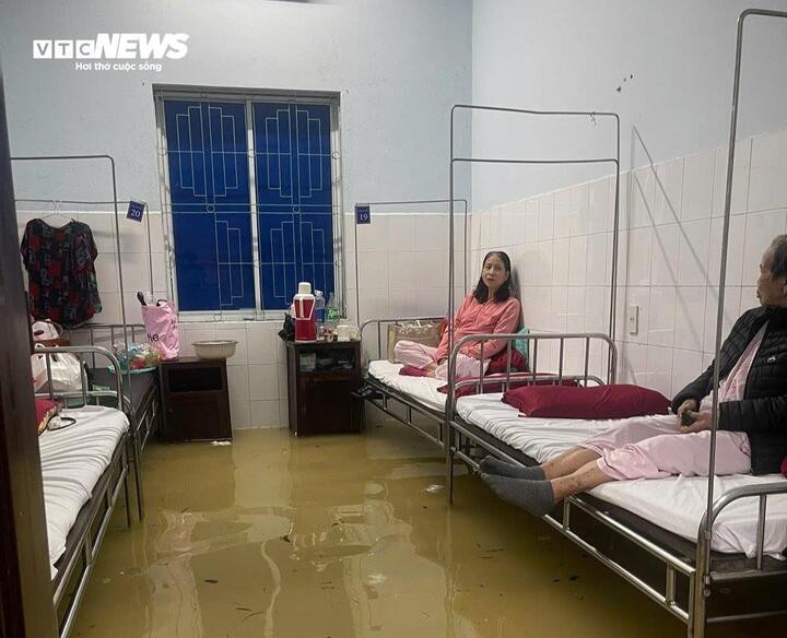 Nước lũ tràn vào nhiều khoa, phòng điều trị của Bệnh viện Trung ương Huế.