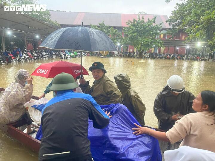 Lực lượng chức năng dùng thuyền đưa bệnh nhân đến các khoa, phòng ở vị trí an toàn để tiếp tục điều trị.