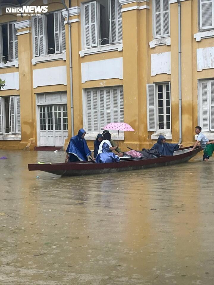 Sân bệnh viện biến thành sông, bác sĩ, bệnh nhân phải di chuyển bằng thuyền.