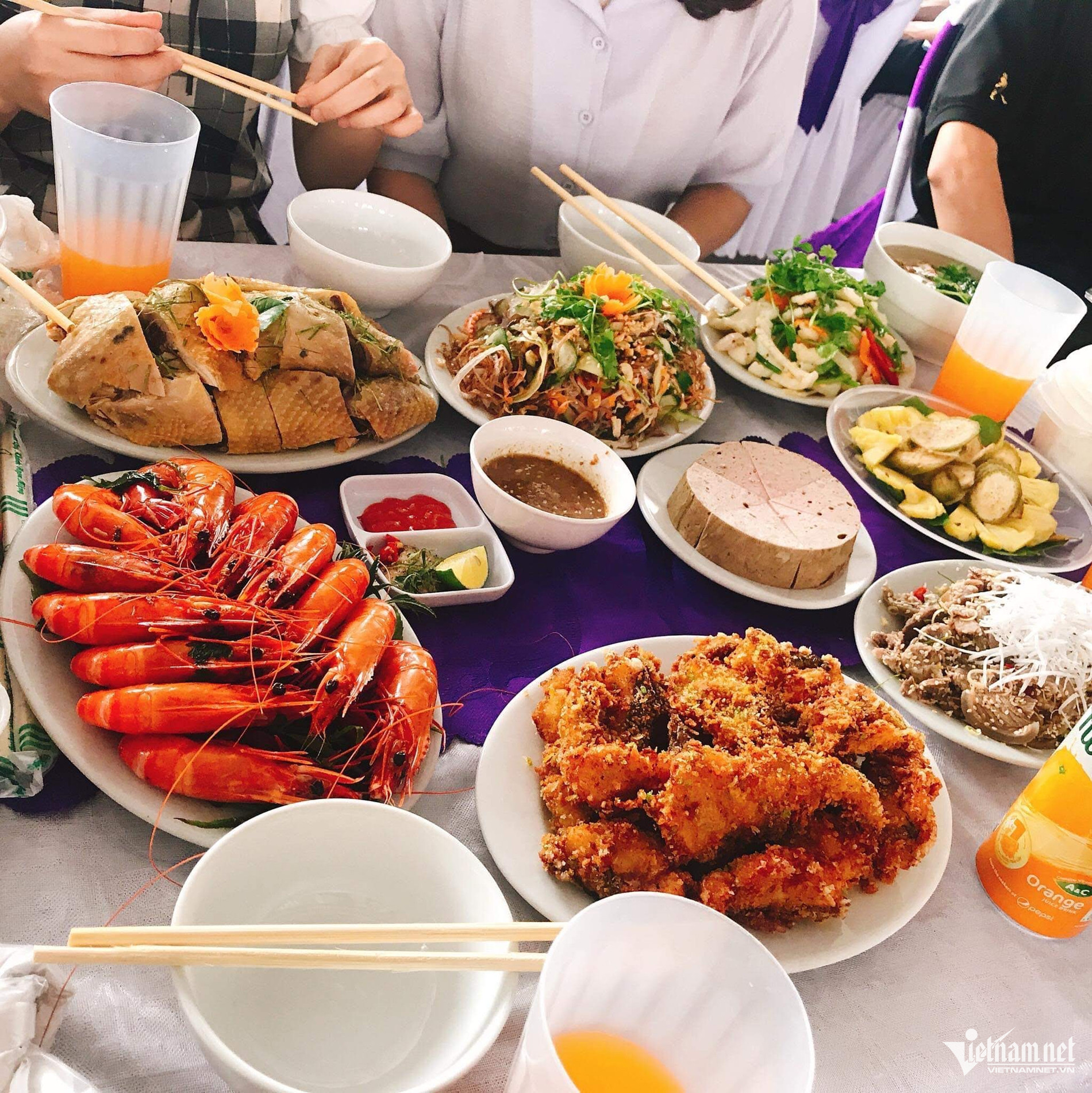 W-mâm cỗ cưới.jpg