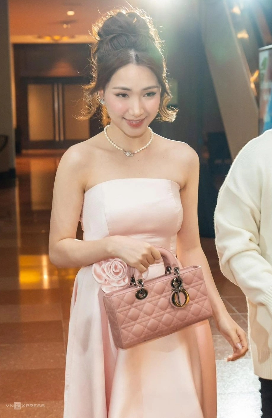 Chiến thần ngoại giao Hòa Minzy đi ăn cưới cả showbiz nhưng chưa bao giờ mặc xấu