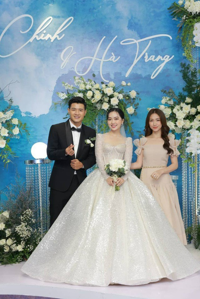 Chiến thần ngoại giao Hòa Minzy đi ăn cưới cả showbiz nhưng chưa bao giờ mặc xấu